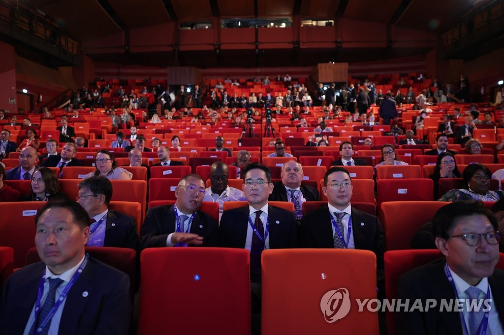 마크롱, 韓 재계 총수들과 회동…이재용·최태원과는 개별 면담