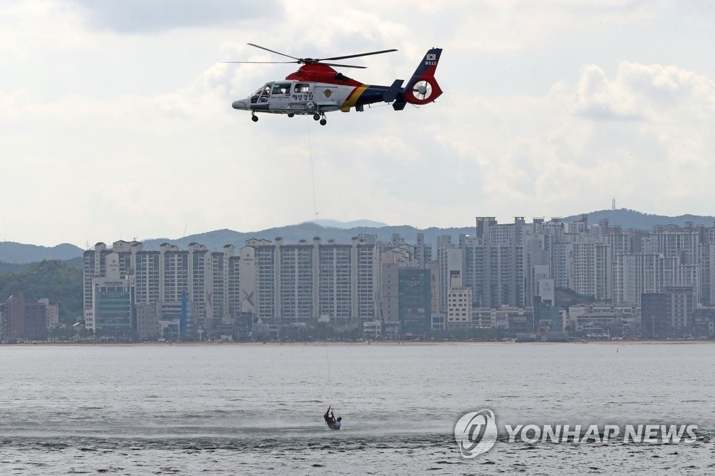 통영 앞바다서 수륙양용 경비행기 추락…1명 구조