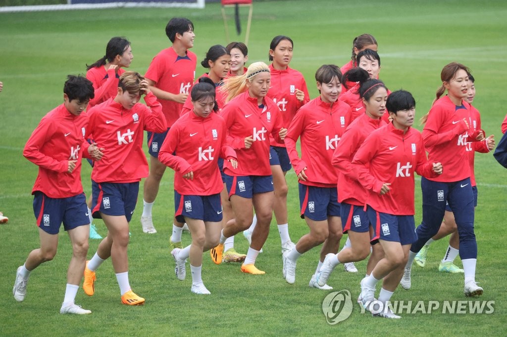 '월드컵 준비' 여자축구 대표팀, 장맛비 속 고강도 체력훈련