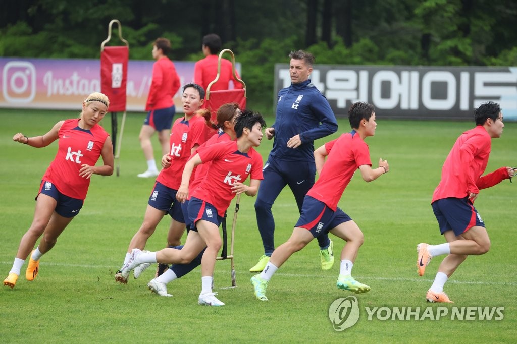 '월드컵 준비' 여자축구 대표팀, 장맛비 속 고강도 체력훈련