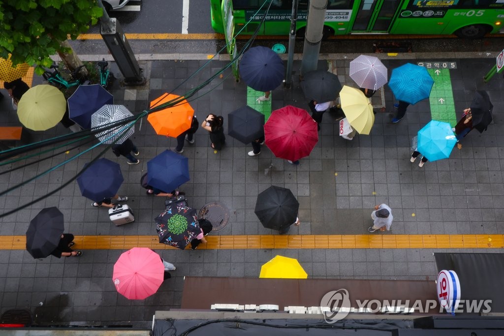 장마 소강상태…제주와 남해안은 내일 새벽까지 비