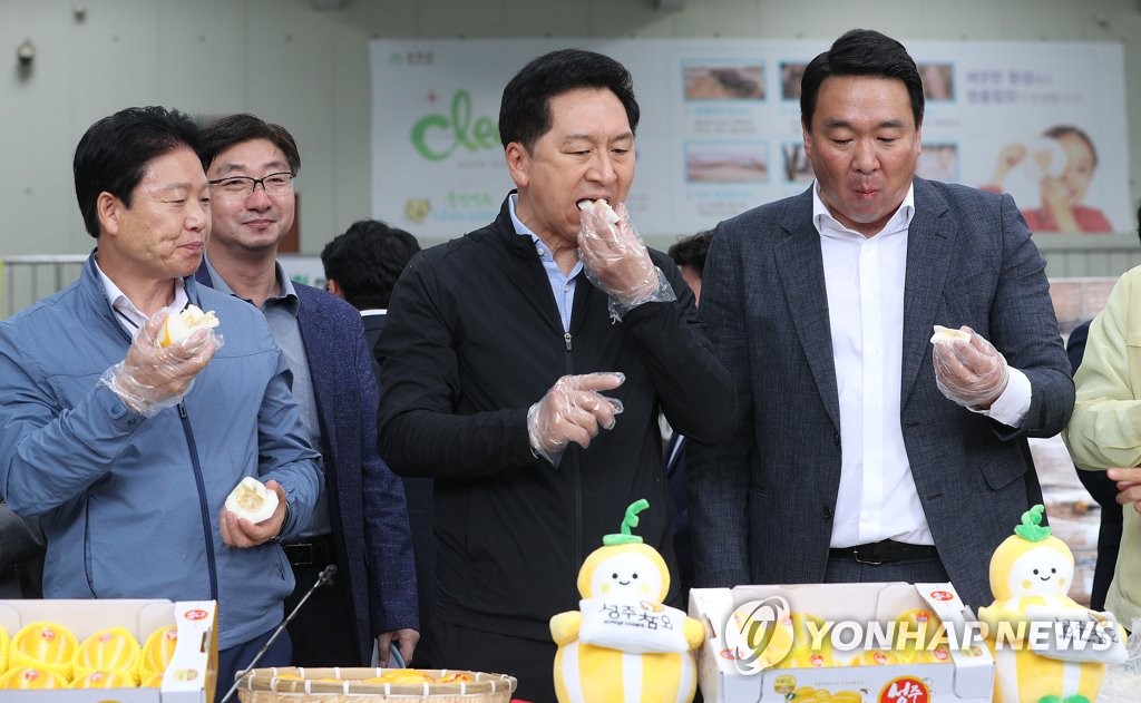 성주 참외 먹고 "정말 맛있다" 與…野엔 "'사드괴담' 사죄하라"