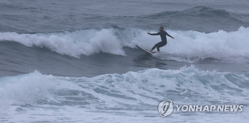 해수욕장 물놀이 '이안류' 주의…파도에 휩쓸려 사망까지