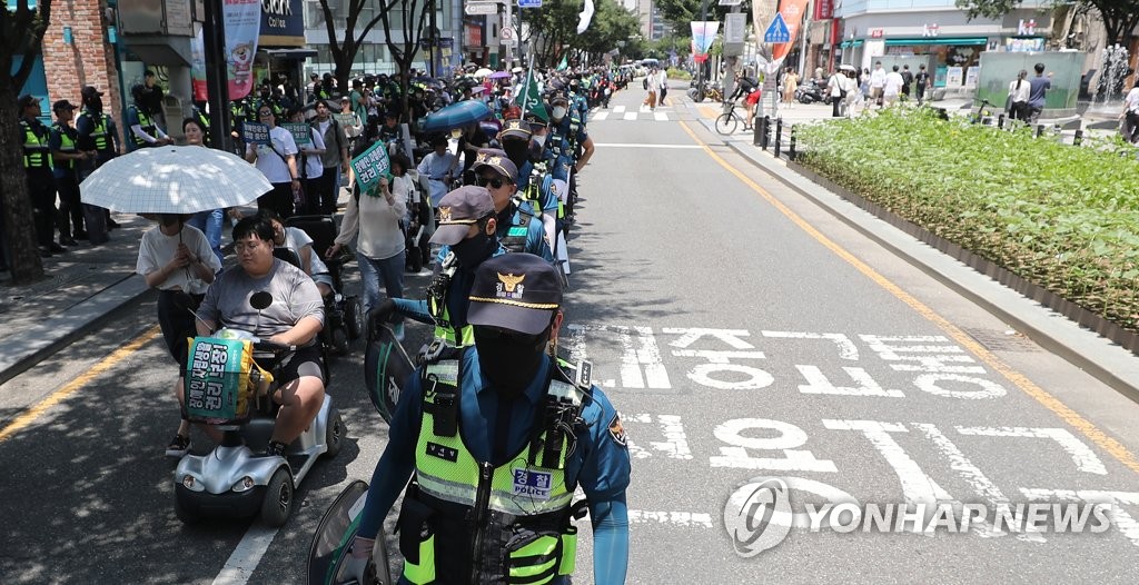 "장애인 이동권 보장하라"…대구 장애인단체 지하철서 집회