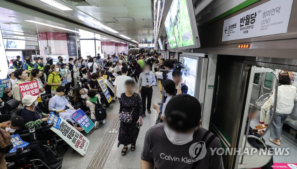 "장애인 이동권 보장하라"…대구 장애인단체 지하철서 집회