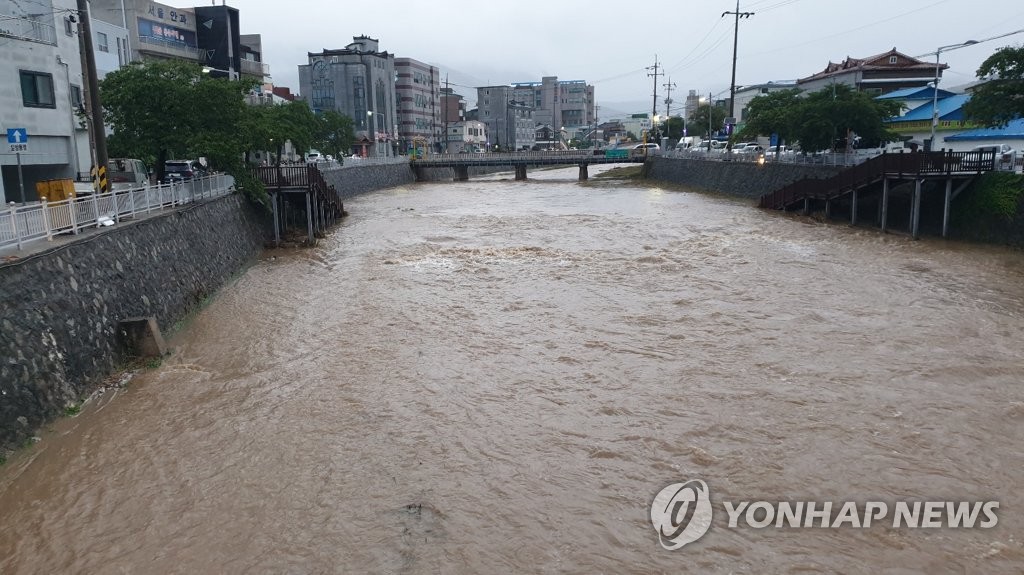 흙 무너져 도로 막히고 식당 침수되고…전북서 호우 피해 잇따라(종합)