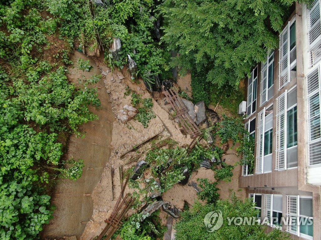 '283㎜ 폭우' 광주 아파트 석축 무너져…인명피해 없어