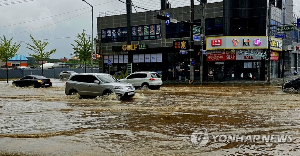 충남 호우특보…도로·상가 침수 등 피해 잇따라