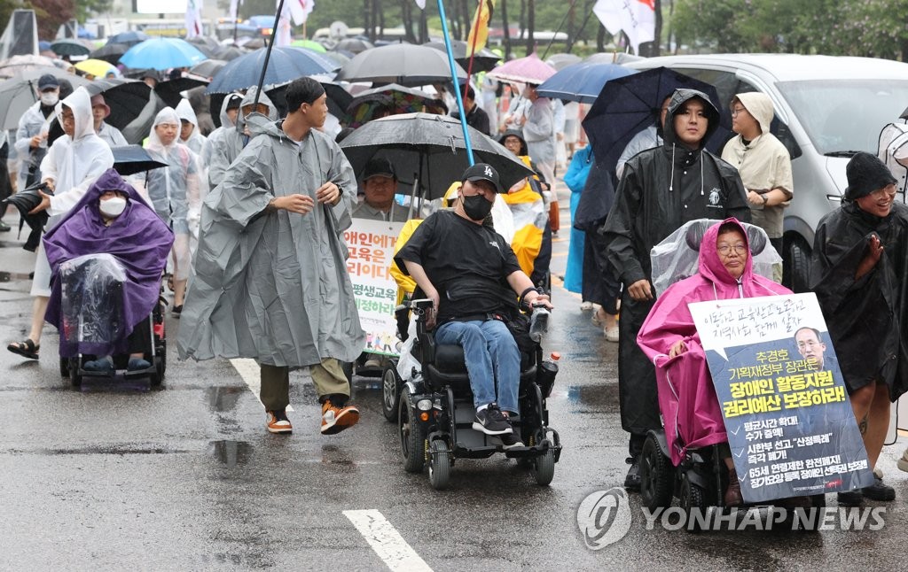 전장연 '지하철 지연시위 중단' 발표하고 역사 노숙(종합)