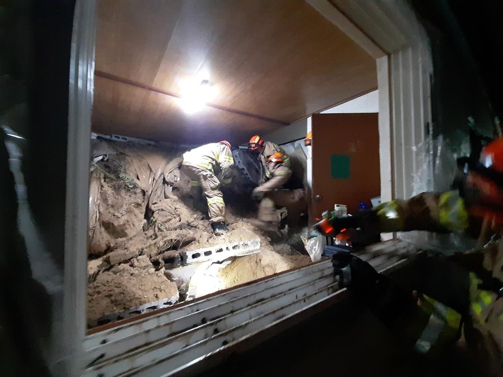 경찰 "영주 산사태로 매몰됐던 14개월 여아, 병원서 사망 판정"
