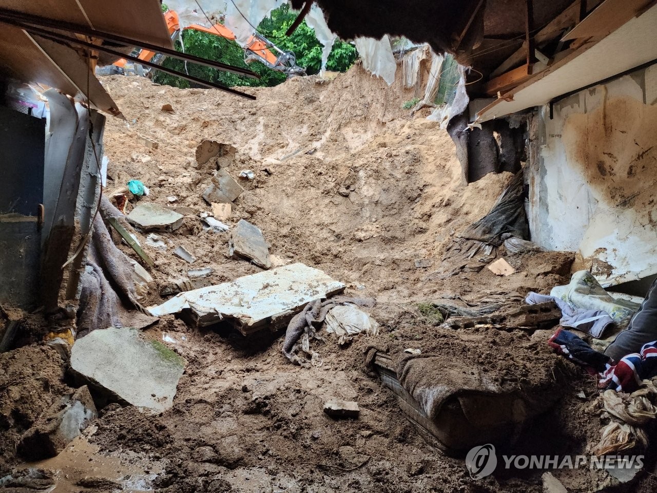 '밤사이 또 폭우'…전국 산사태·침수, 인명·재산피해 잇달아