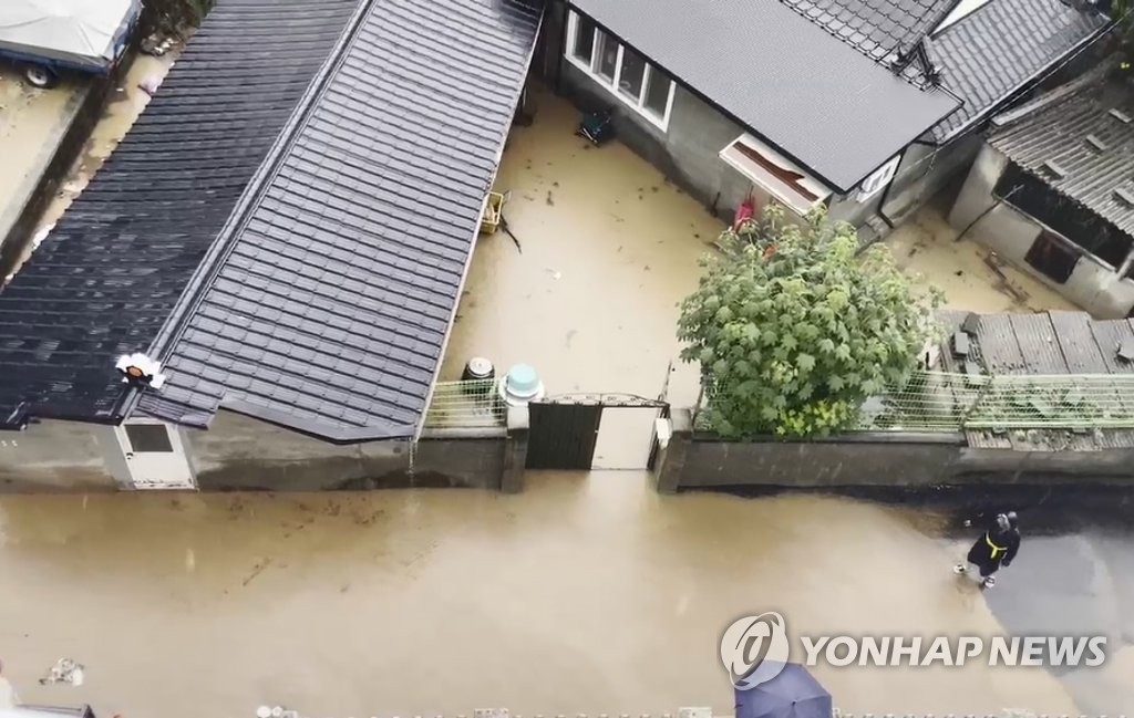 주택 잠기고 도로·제방 끊기고…영주·봉화 폭우 피해 속출(종합)