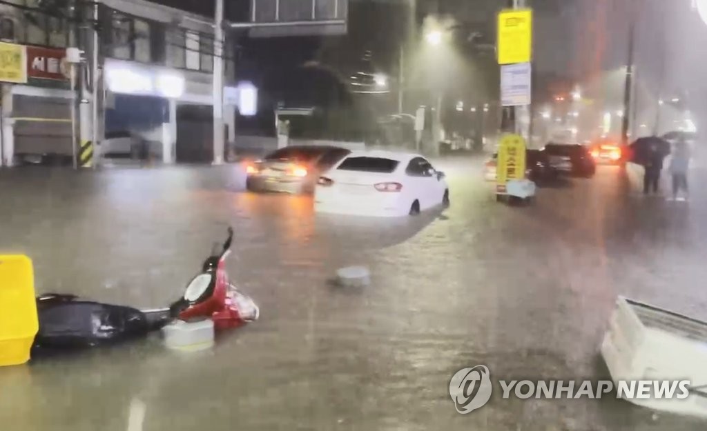 주택 잠기고 도로·제방 끊기고…영주·봉화 폭우 피해 속출(종합)