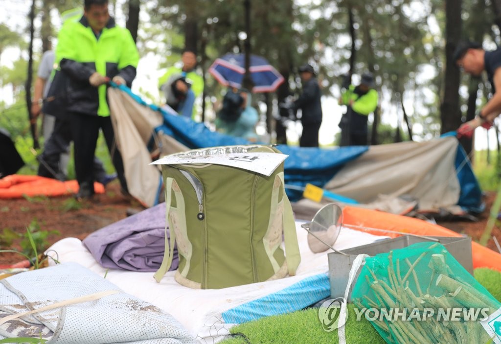 [르포] '진짜 알박기였네' 해수욕장 방치 텐트 철거하다 망치 두동강