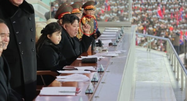 북한 김정은 국무위원장이 지난 17일 광명성절을 기념하여 진행된 내각과 국방성 직원들 사이의 체육경기를 딸 김주애와 여동생인 김여정 노동당 부부장과 함께 관람했다고 조선중앙통신이 18일 보도했다. 흡연자인 김 위원장(붉은 원)이 딸 옆에서도 멈추지 않고 담배를 피우고 있다. / 사진=연합뉴스