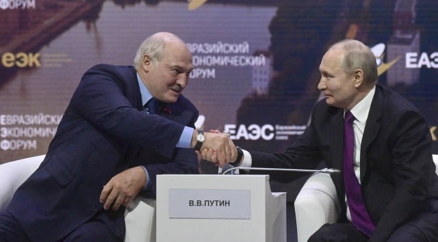 알렉산더 루카셴코 벨라루스 대통령(왼쪽)과 블라디미르 푸틴 러시아 대통령이 24일 모스크바에서 열린 제2회 유라시아 경제포럼에 참석해 악수하고 있다./ 사진=연합뉴스