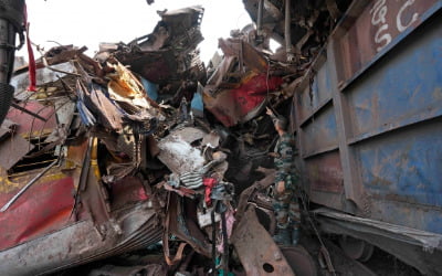 인도, 금세기 최악 열차 충돌 참사…"사망 최소 288명"