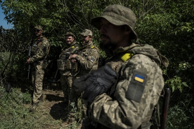 러시아 접경지 인근에 서 있는 우크라 병사들 /사진=로이터