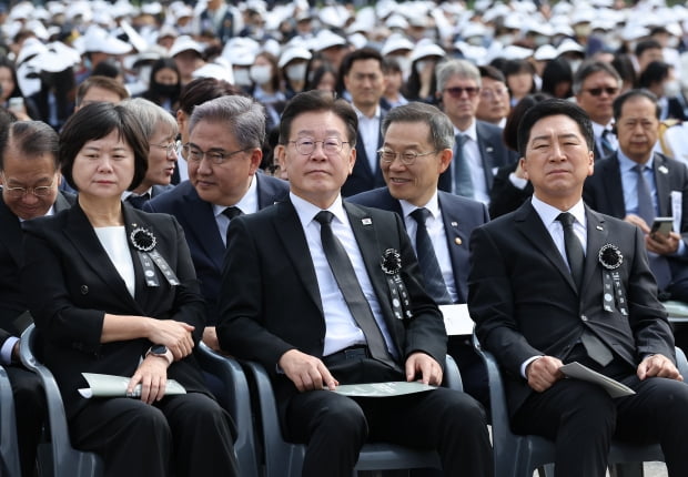 김기현 국민의힘 대표(오른쪽부터), 이재명 더불어민주당 대표, 이정미 정의당 대표가 6일 서울 동작구 국립서울현충원에서 열린 제68회 현충일 추념식에 참석하고 있다. 사진=연합뉴스