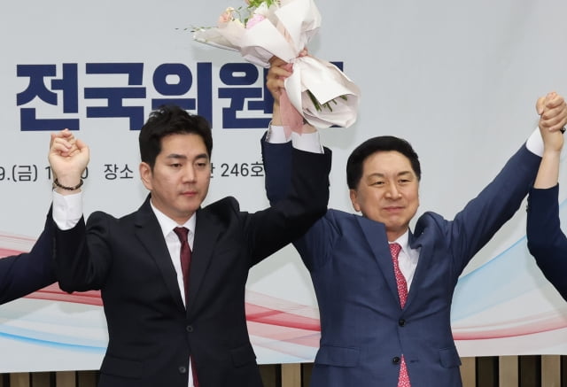  9일 국회에서 국민의힘 최고위원 보궐선거에서 당선된 김가람 당 청년대변인이 김기현 대표와 기념촬영을 하고 있다. / 사진=연합뉴스