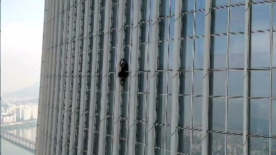 롯데월드타워에 스파이더맨이?…맨몸 등반하다 73층서 구조