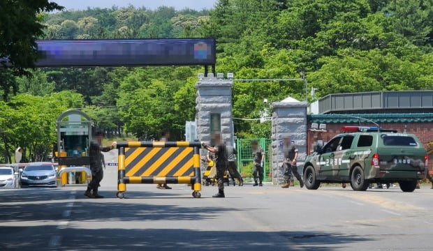 14일 오전 헬기가 불시착한 강원 양양군의 한 부대 정문에서 병사들이 분주히 움직이고 있다. /사진=연합뉴스