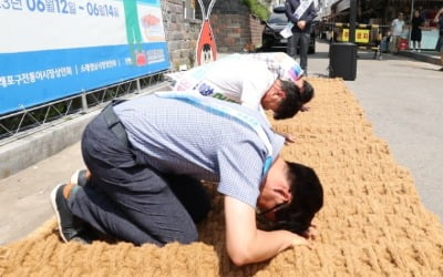 "바가지 다신 안 씌울 것"…소래포구 상인들 엎드려 사죄