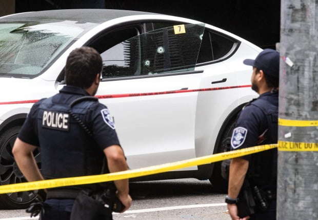 '묻지마 총격' 사고가 발생한 미국 워싱턴주 시애틀 벨타운 지역에서 경찰이 사고 현장을 지키고 있다./사진=AP=연합뉴스