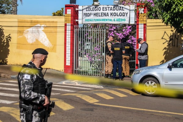 19일(현지시간) 총기 사고가 발생한 브라질 파라나주 캄베의 한 공립 중등·고등학교에서 군경이 경계근무를 서고 있다. /사진=EPA