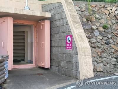 '기껏 대피했더니'…문 잠기고 쓰레기 방치된 백령 대피소