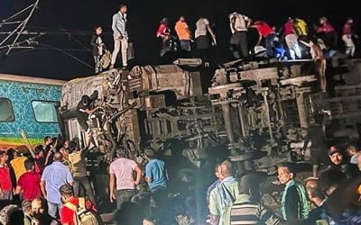 인도 여객열차 2대 충돌 참사…"사망자 최소 120명·850명 부상"