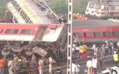 인도서 열차 탈선 충돌 '최악 참사'…"사망자 최소 288명"