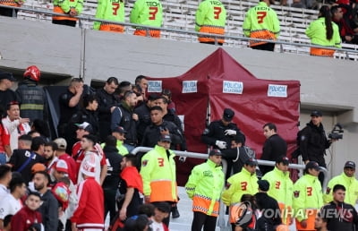 아르헨티나 프로축구 경기 도중 관중 추락사…곧바로 경기 중단