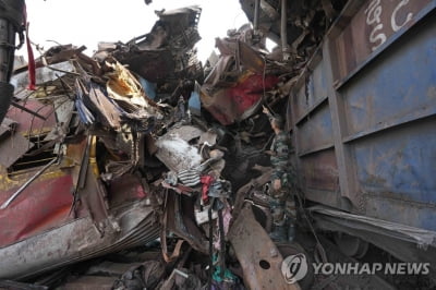 인도 당국, 열차사고 사망자 288→275명으로 정정…"중복 집계"