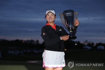'슈퍼루키' 장, 72년 만에 LPGA 투어 프로 데뷔전서 우승(종합2보)