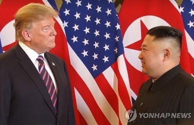 美 매파 볼턴 "김정은이 트럼프에게 보낸 러브레터는 가짜"