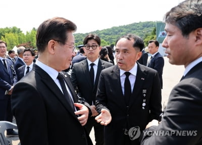천안함장, 현충일 행사장서 이재명에게 다가가 "얘기 좀 하자"