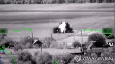 '우크라 서방탱크 파괴' 러 영상 보니 "전차 아니라 농기계"
