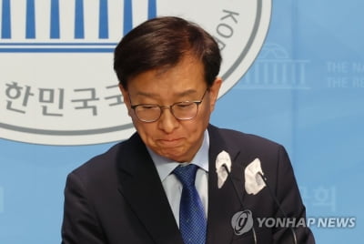 野권칠승, 천안함장 만나 사과…천안함장 "이재명 사과해야"