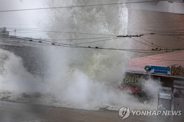 우크라 댐 피해지 끝없는 재앙…콜레라·탄저균 위험에 포격까지