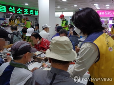 "어울려 먹으니 아주 행복"…급식소 문 열자 어르신 '활짝'
