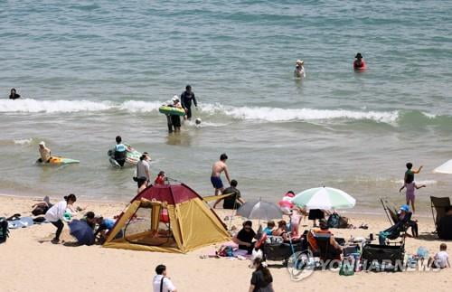 '날씨는 흐렸지만'…전국 해수욕장·축제장 인파 행렬