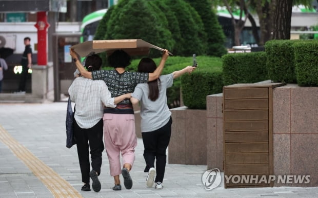 구름 많고 오후부터 곳곳 소나기…낮 최고 22∼30도