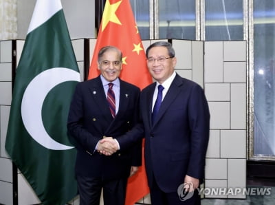 바이든이 인도 모디 만난 날, 중국 총리는 파키스탄 총리 만나