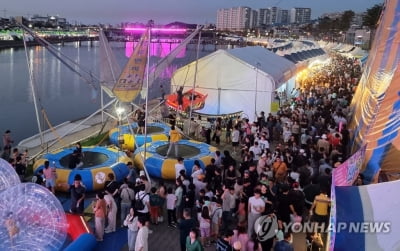 '장마 전 즐기자' 전국 해수욕장·축제장에 나들이객 발길