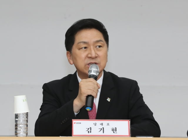 우리 카지노 국민의힘 대표가 1일 오전 경기 수원시 장안구 국민의힘 경기도당에서 열린 '경기도 현장최고위원회의'에서 모두발언을 하고 있다. / 사진=뉴스1