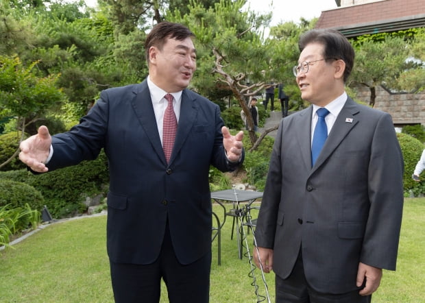 이재명 더불어민주당 대표가 8일 오후 서울 성북구 중국대사관저를 방문해 싱하이밍 주한중국대사와 관저를 둘러보며 대화를 나누고 있다. 사진=뉴스1