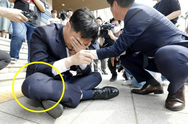 장경태 더불어민주당 최고위원이 방통위 항의 방문 도중 쓰러진 뒤 "무릎 보호대를 찬 것이 아니냐"는 논란이 일었던 사진. /사진=뉴스1