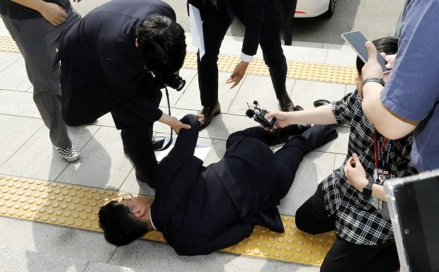 방통위 앞에서 성명서를 낭독하던 중 쓰러진 카지노칩 추천 더불어민주당 최고위원. /사진=뉴스1