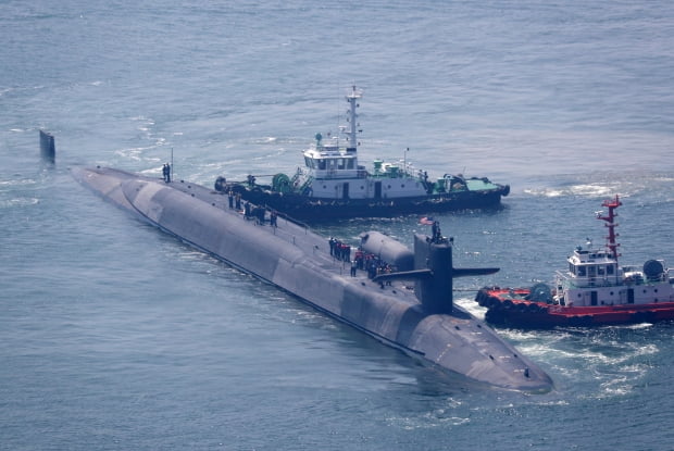 6일 오전 부산 해군작전사령부 부산작전기지에 미국 해군의 '오하이오'급 핵추진 순항유도탄 잠수함 '미시건'(SSGN-727)이 입항해 있다. /사진=뉴스1